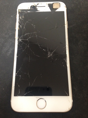 iphone6のガラスが割れて内部部品が見えてしまっている